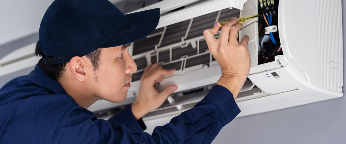 teknisi AC sedang memperbaiki unit AC di Jakarta